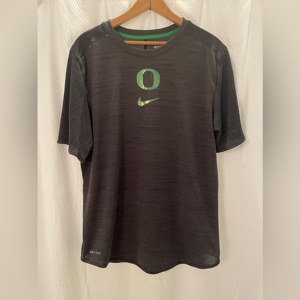Athletic Men’s Nike Dri-Fit Oregon Ducks T-Shirt Size Medium (Gray/Black/Green)
